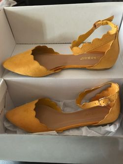 Beautiful flats ladies size 6 1/2