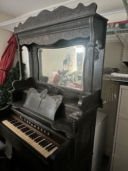 W.W. Putnam Co Pump Organ