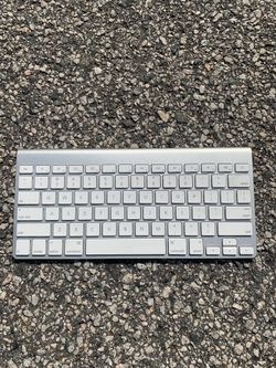 Apple Wireless Bluetooth Keyboard A1314 - Clean & Fully Functional