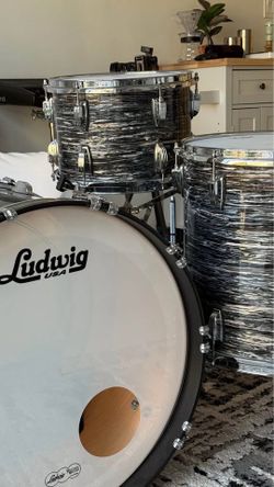 Ludwig Classic Maple - Vintage Black Oyster - 13' 16' 22 | Professional Setup