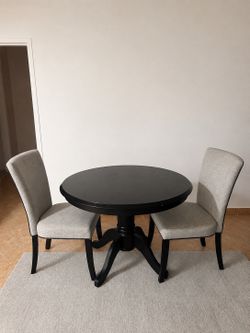 Round table & chairs