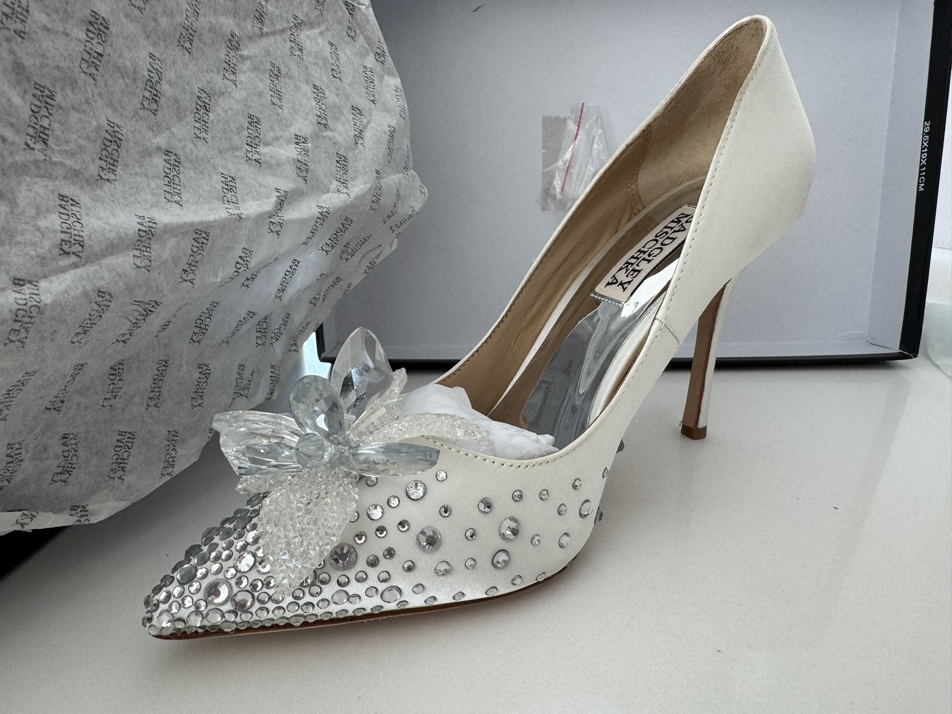 Badgley Mischka RARE Halo Womens Stiletto Size 6 M