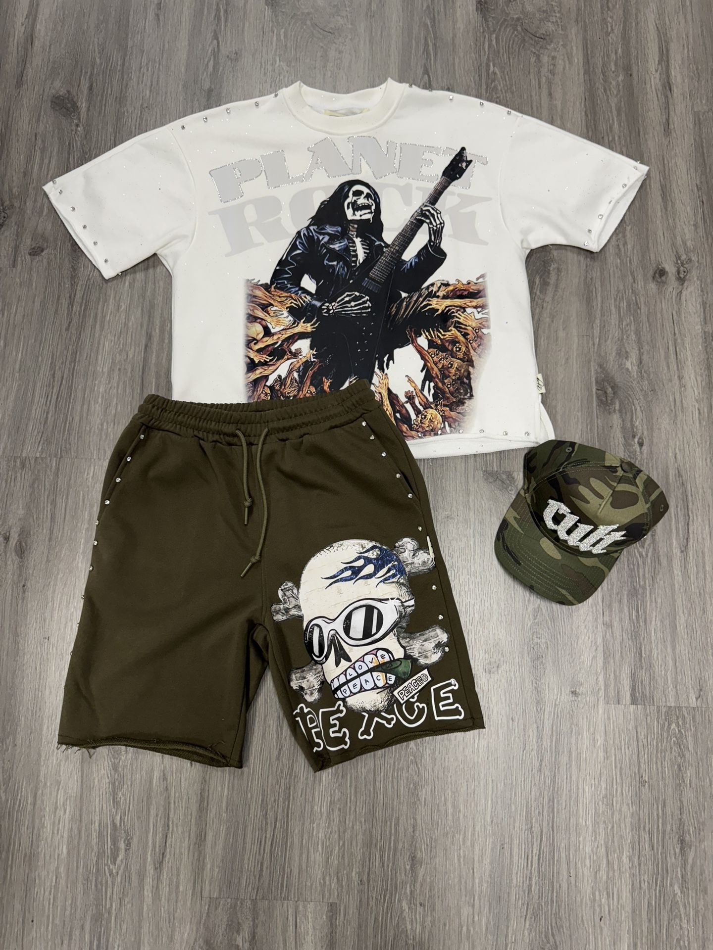 T SHIRT HAT AND JEANS 120$ Everything TODO 120$