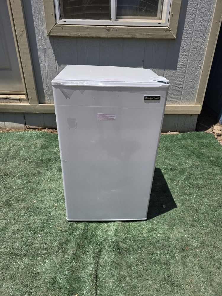 Magic Chef Mini Fridge 
