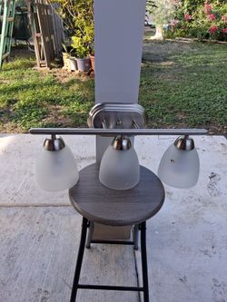 3 - Light traditional vanity Light fixture