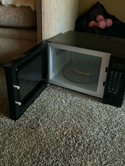 Microwave in Excellent Condition – Barely Used – $45
