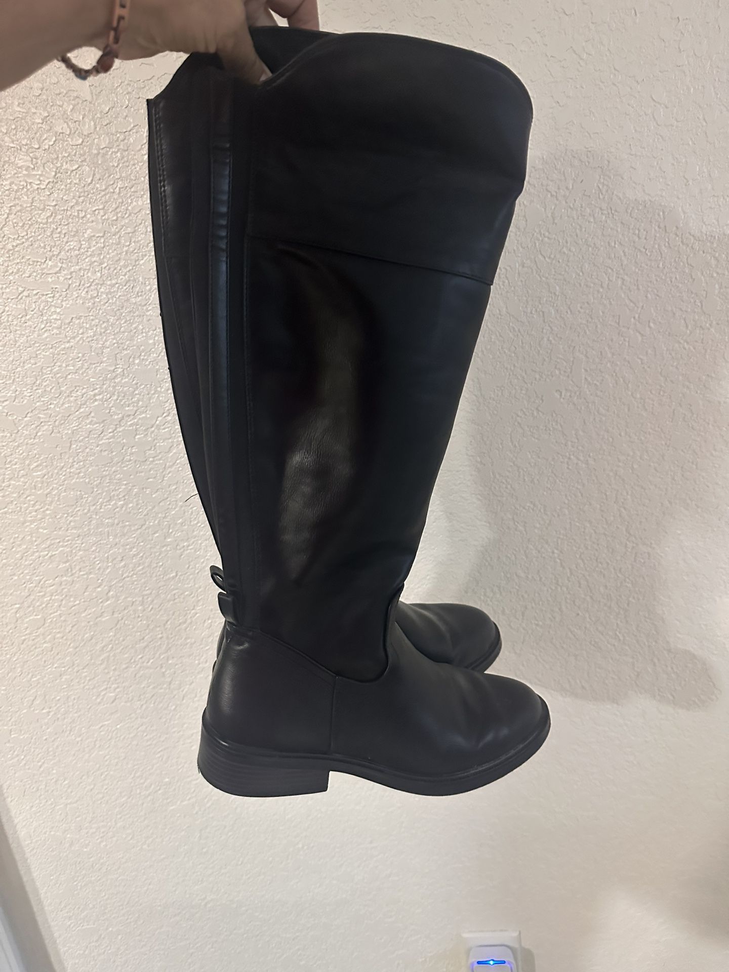 Woman’s Size 9 Black Boots