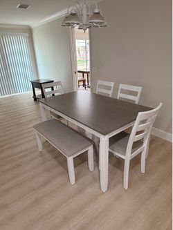 Dining table- like new