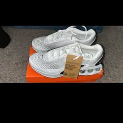 New In Box Nike DM  Men 10.5.      4o2 383 391o