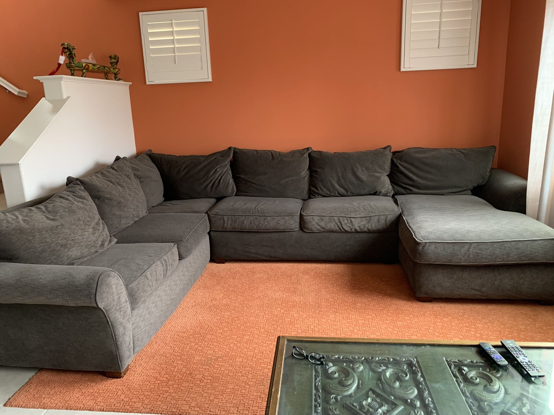 Great Conditon Sectional Sofa W Chaise