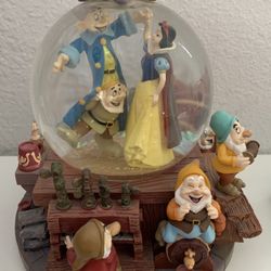 DISNEY SNOW WHITE MUSICAL SNOW GLOBE