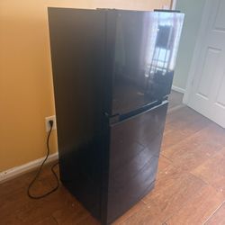 Midea MERM45S3ABB 4.5 Cu.ft Mini Fridge with Freezer,with Internal Light, Adjustable Thermostat, Reversible Door, Low Noise for Dorm, Office, Bedroom 