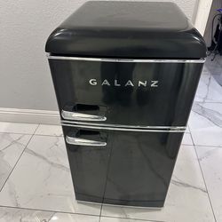 Great Working Galanz 3.1 cu ft Retro Mini Fridge In Super Great Condition