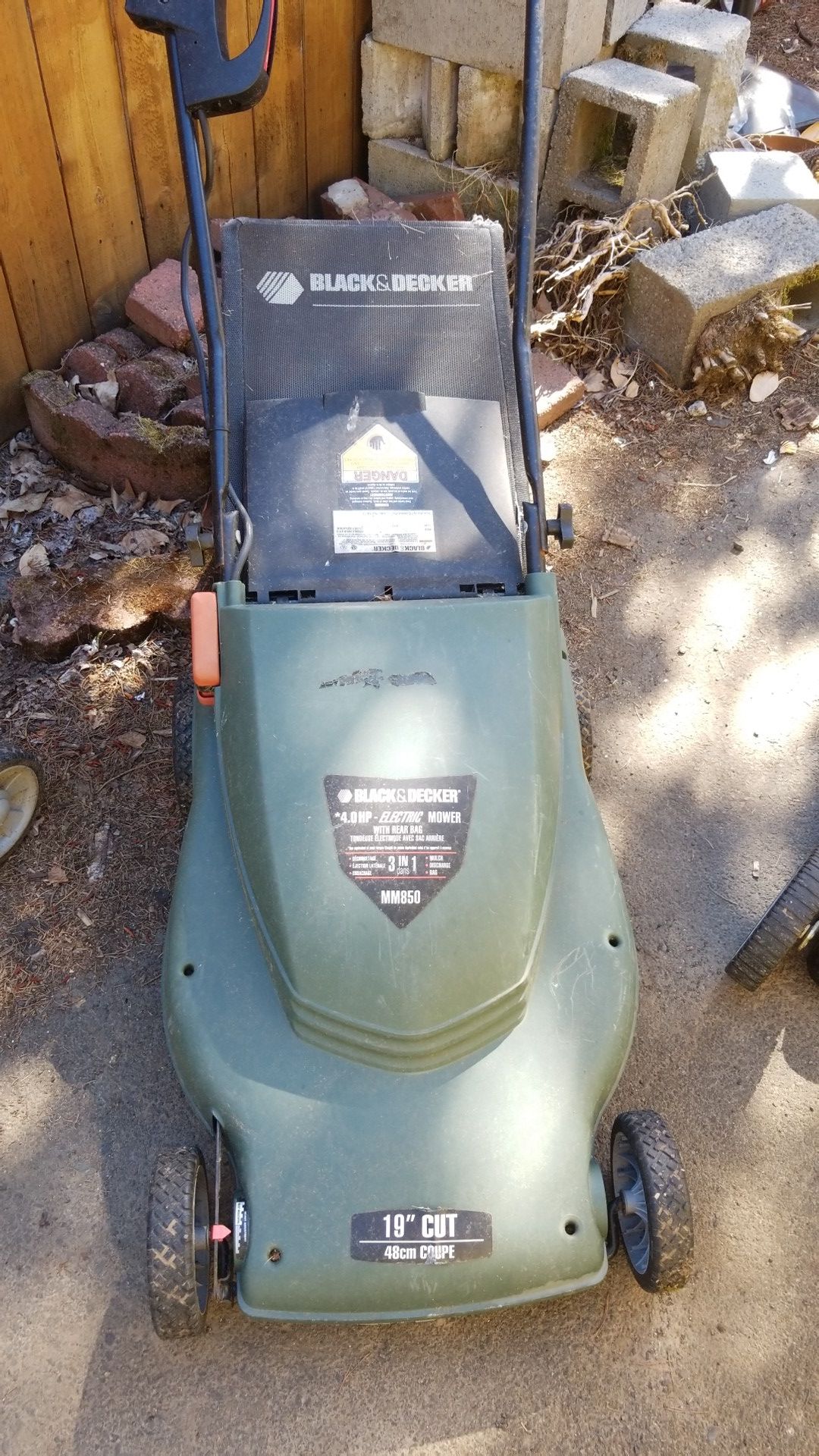 Black and decker 4.0 hp MM850 corded electric lawn mower