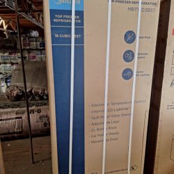 NEW - Midea 18.1-cu Ft Top-Freezer Refrigerator (Stainless Steel)