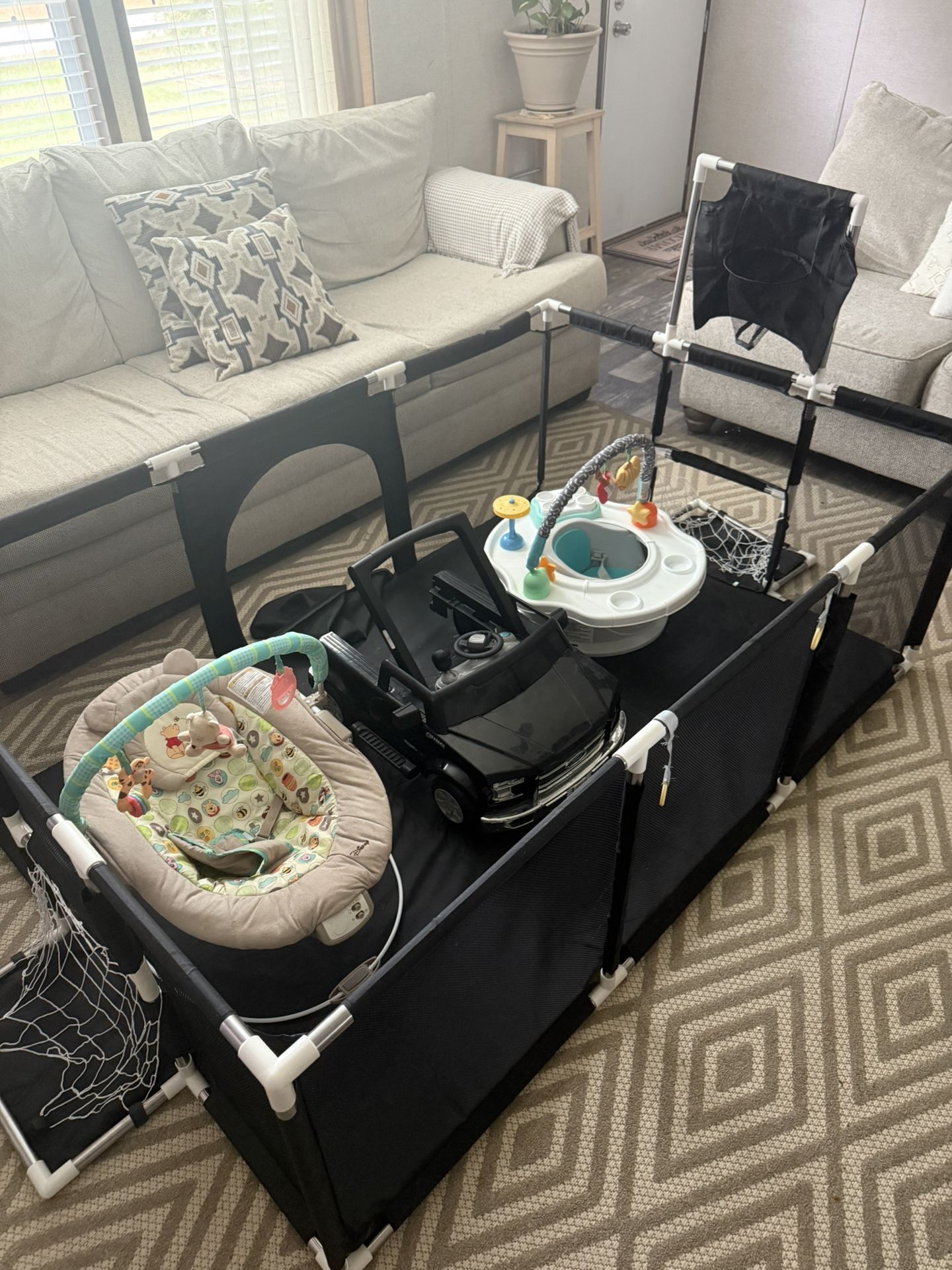 Play Pen/ Babies/ Toddlers