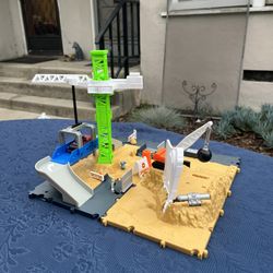 Matchbox Action Drivers Construction Site Playset – Working Crane – 1:64 Scale  ⸻  DESCRIPTION  Matchbox Action Drivers Construction Site Playset with