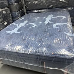 QUEEN SIZE STEARNS & FOSTER LUX ESTATE PILLOW TOP MATTRESS & BOX SPRING BED SET