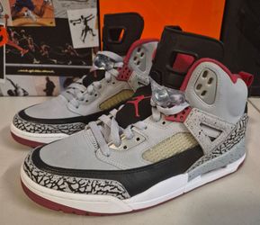 Jordan Spizike
Wolf Grey Men's size 8