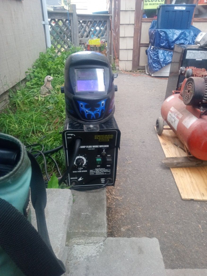 Chicago 90 Amp Mig Welder With Self Darkening Helmet