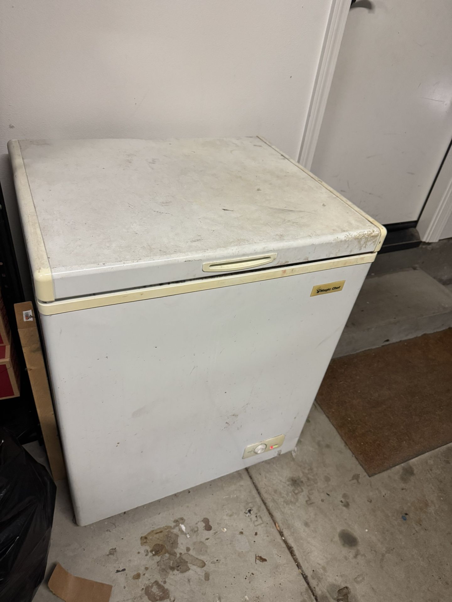 Small Freezer Chest - Very Cold! 27x27x32