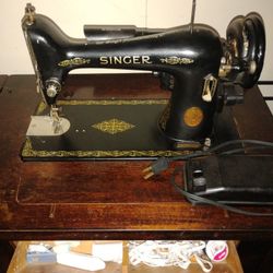 Vintage Singer Sewing Machine (Complete)