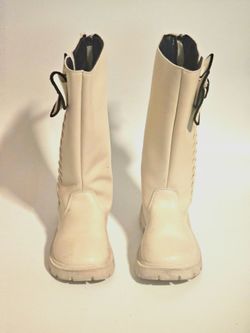 Kids White leather lace-up boots with black laces and decorative stitching #laceup #leather