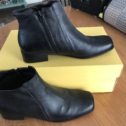 Ladies Black Leather Ankle Boots 10WW