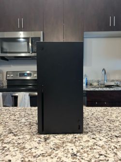 Xbox Series X comes with HDMI and Power cord. GREAT CONDITION