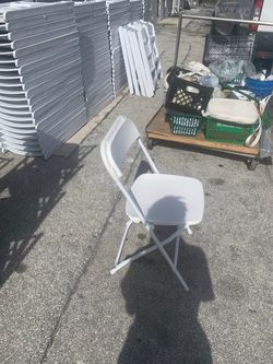 White folding chairs s,a,l, e like new