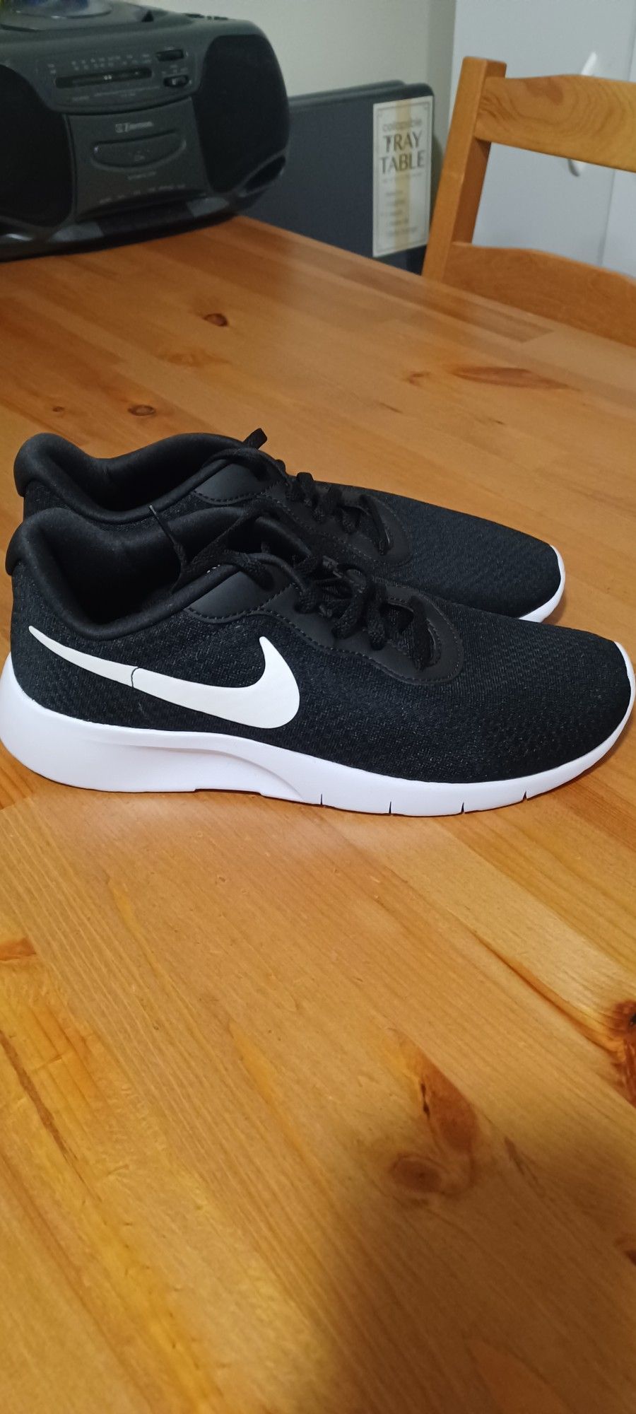 New Nike Tanjun Youth Size 7 Or Women's 8.5