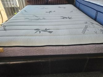 Brand new 8" thick soft innerspring queen mattress