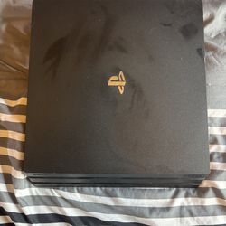 PS4 pro+4 controllers+ 11 games