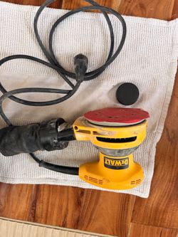 DeWalt 5” Random Orbital Sander + Dust Bag + DeWalt Tool Bag
