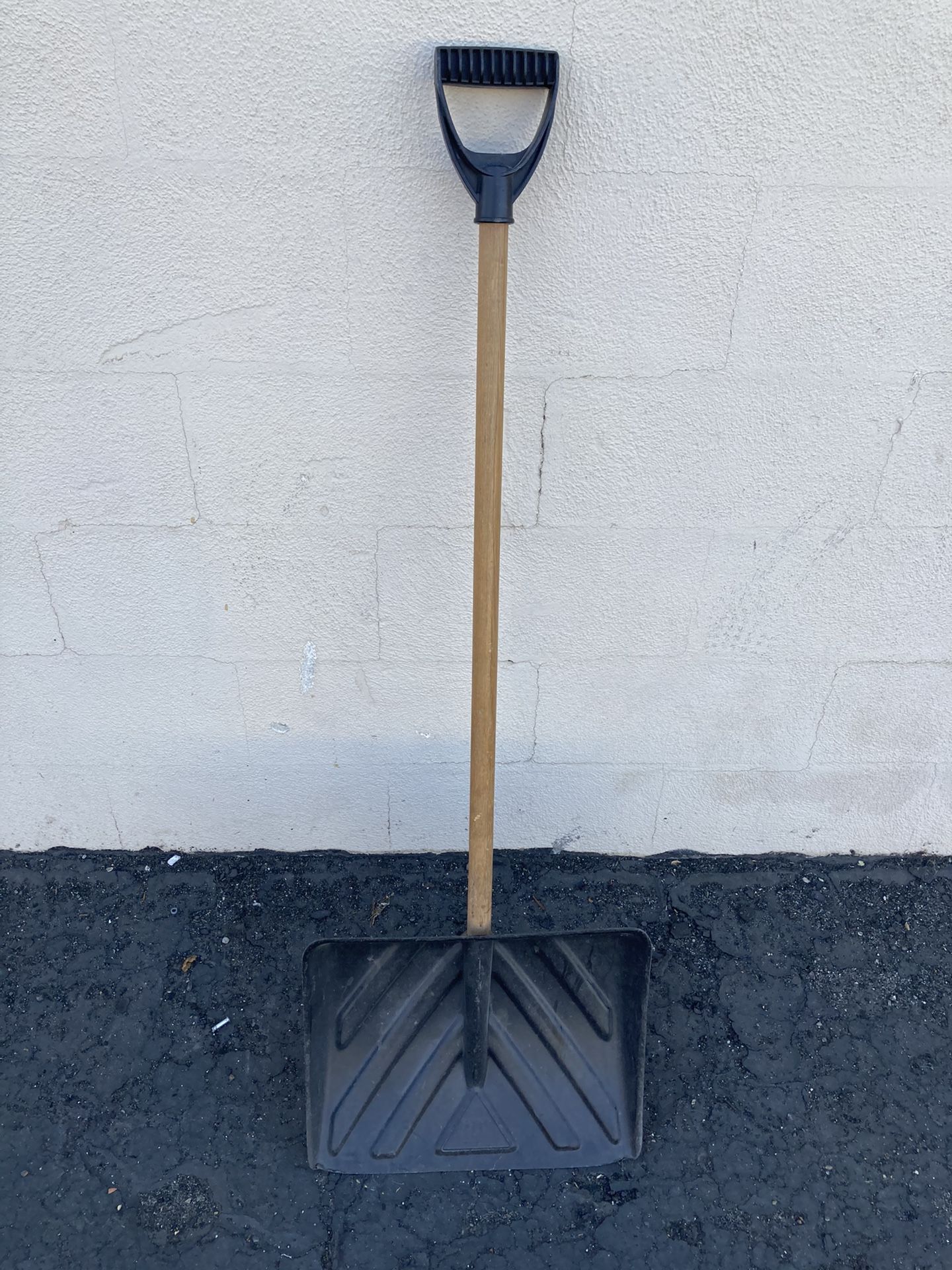 Delta brand shovel