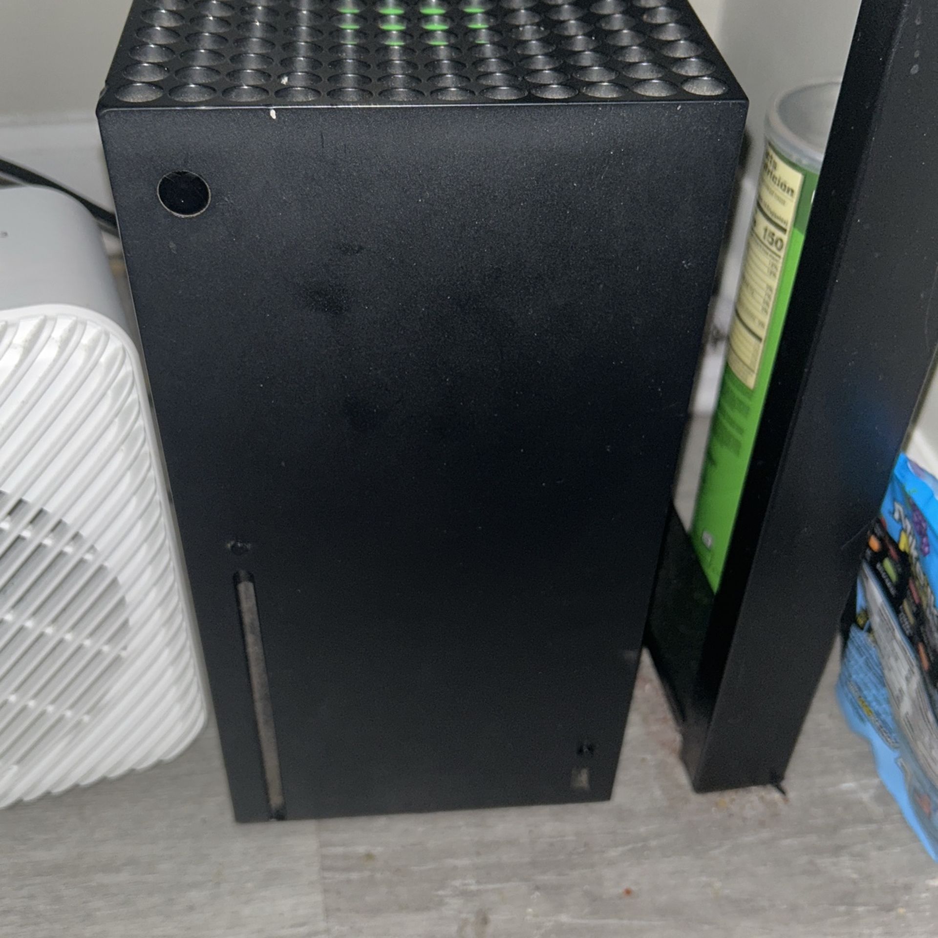 Xbox Series X With DISC DRIVE. Cords INCLUDED