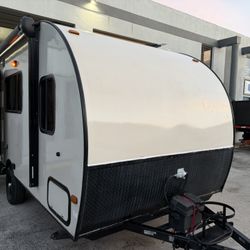 2016 Palomino 18’ Travel Tráiler 142CK