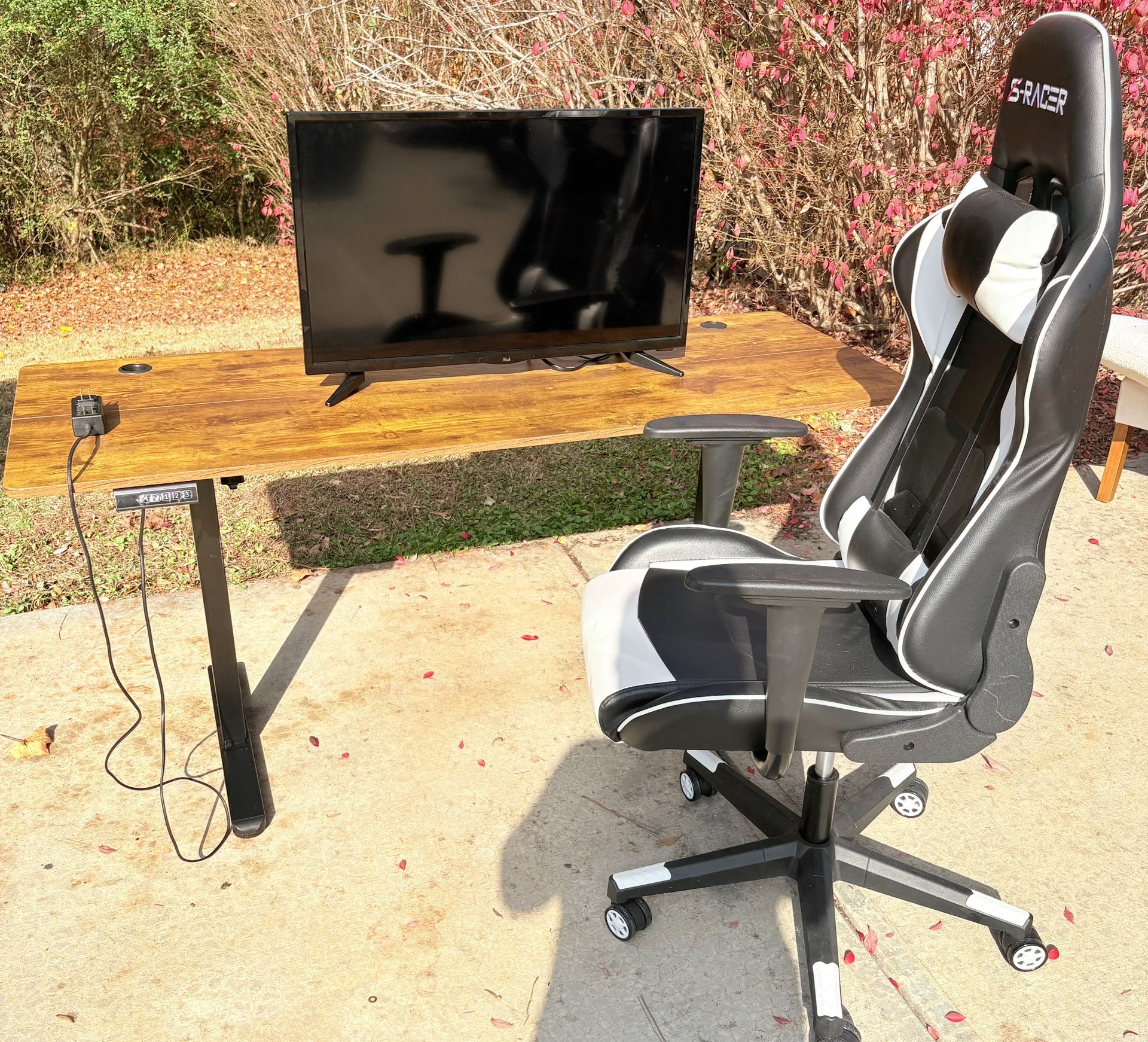 Desk, Chair And Monitor/ Tv