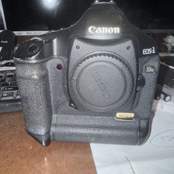 Canon EOS-1Ds Mark III 21.1 MP Digital SLR Camera Body, Charger, & 1 Battery (1)