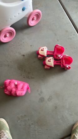 Fisher-Price adjustable rollerskates for kids with the knee and elbow guards