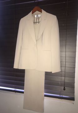 Ladies suit/ size 8P