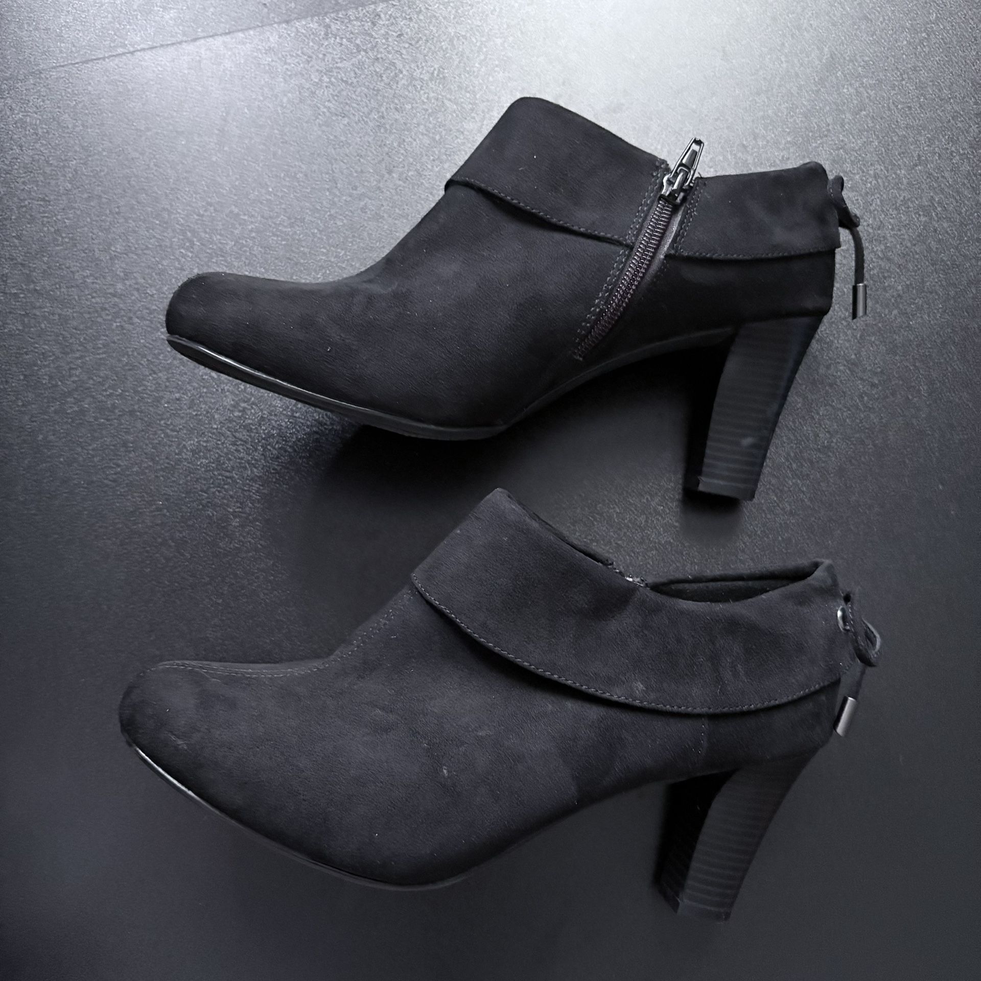 Coach and Four Black Suede Cuffed Ankle Booties with Bow 3 inch heel size 8.5