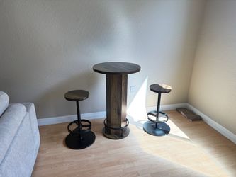 Brand new round table with 2 stools