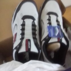 Men's Size 11 NEW IN BOX SKECHERS 