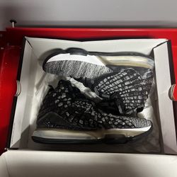 Lebron 17 ‘In The Arena’ Size 12 (With Box) Never Worn