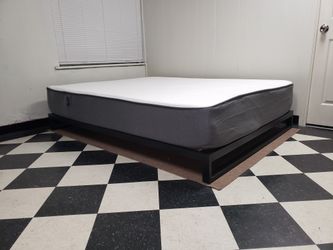 Queen size set - can DELIVER almost anywhere for $20 extra - gently used and in LIKE NEW condition 😍