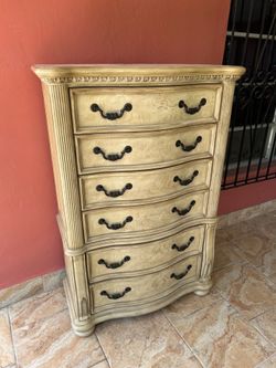 Bedroom dresser (FREE)