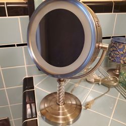 Preowned Dual Sided Nickel Finish Jerdon Halo Lighted Vanity Mirror