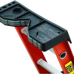 BRAND NEW LOUISVILLE 28 FOOT EXTENSION LADDER. 300 LBS 