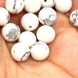 Lot Of 25 8mm Howlite Beads. 824